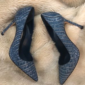 Manolo Blahnik ‘BB’ pumps in denim blue alligator